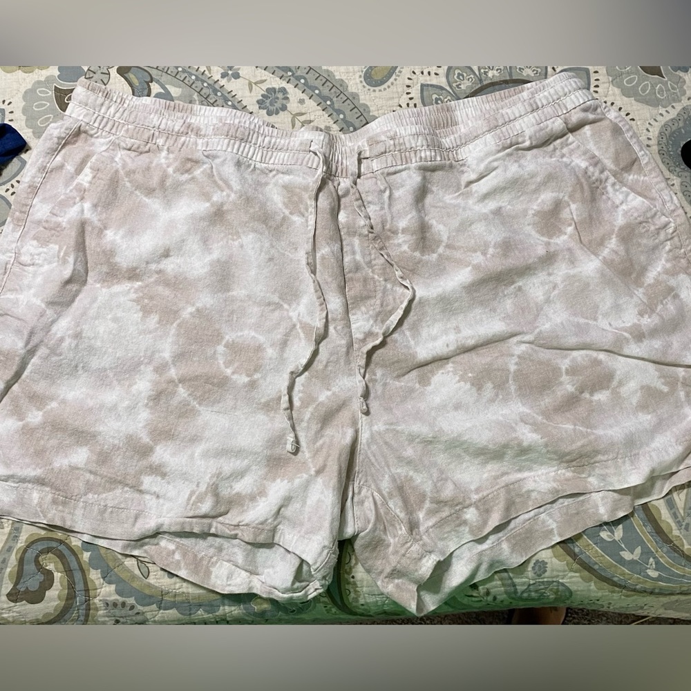 Old Navy Linen blend Off White/Khaki Tye dye shorts - Size XXL